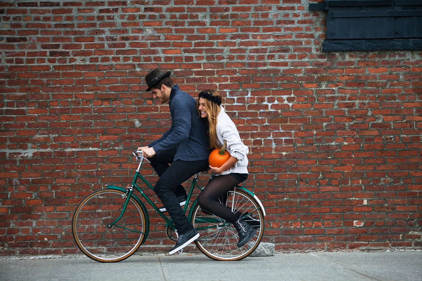 Analogía visual del SEO en el pasado: una pareja en una bicicleta de dos plazas, representando un enfoque menos ágil y más dependiente.