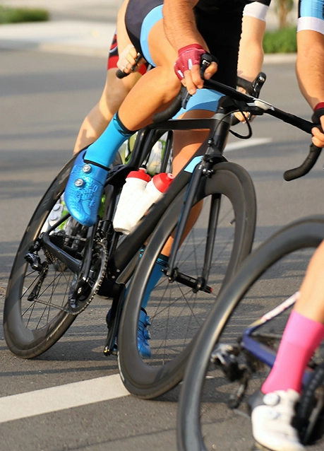 Analogía visual de la evolución del SEO: ciclistas profesionales en una carrera, representando la velocidad, la competencia y la optimización avanzada.